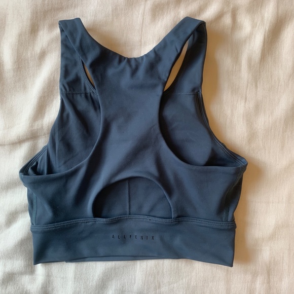 sports bra - Picture 2 of 3